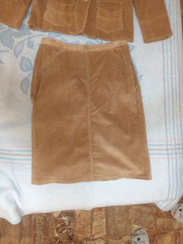 Traje de falda y chaqueta de pana