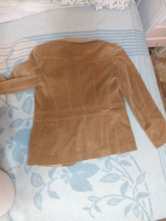 Traje de falda y chaqueta de pana