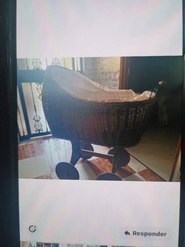 Moisés de mimbre con ropa