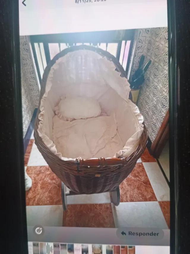 Moisés de mimbre con ropa