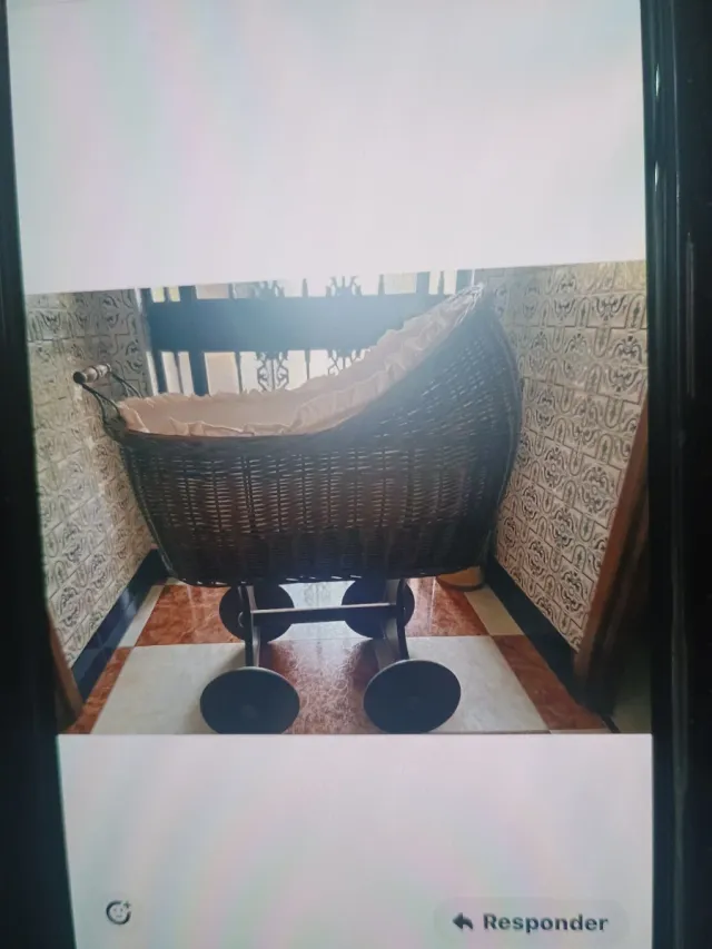 Moisés de mimbre con ropa