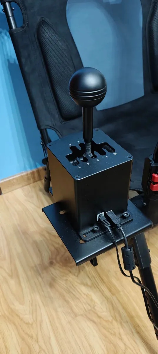 Moza R5 Racing Simulator + HGP Shifter