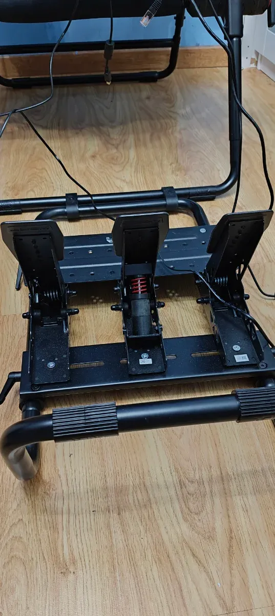 Moza R5 Racing Simulator + HGP Shifter