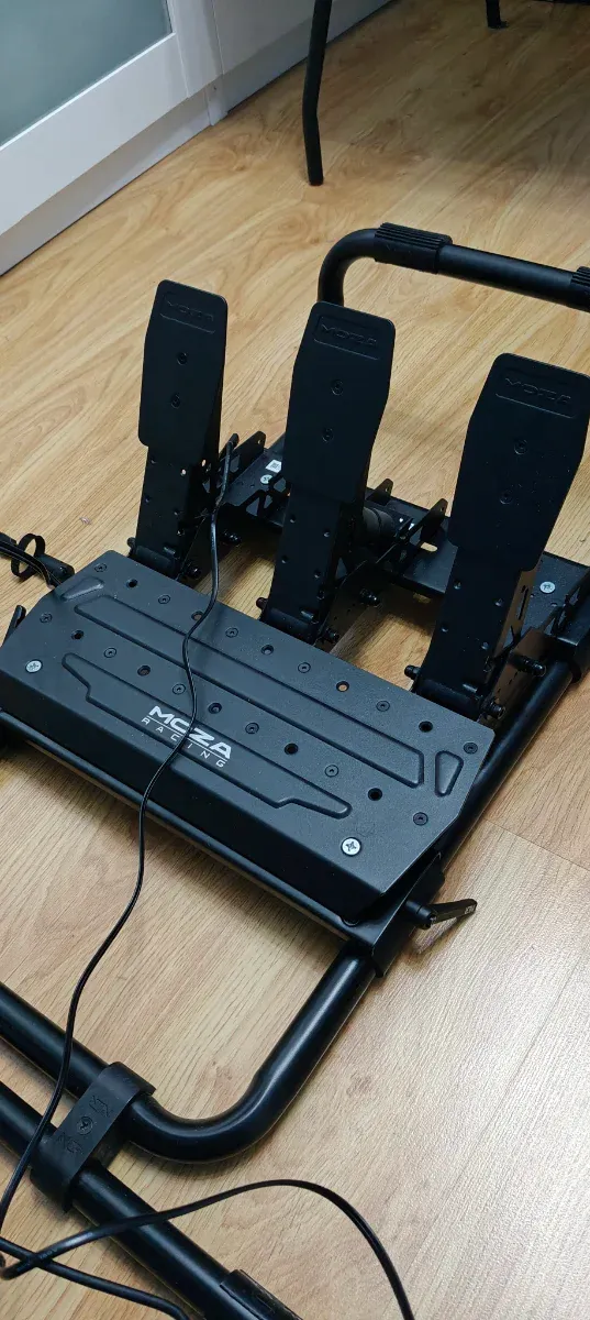 Moza R5 Racing Simulator + HGP Shifter