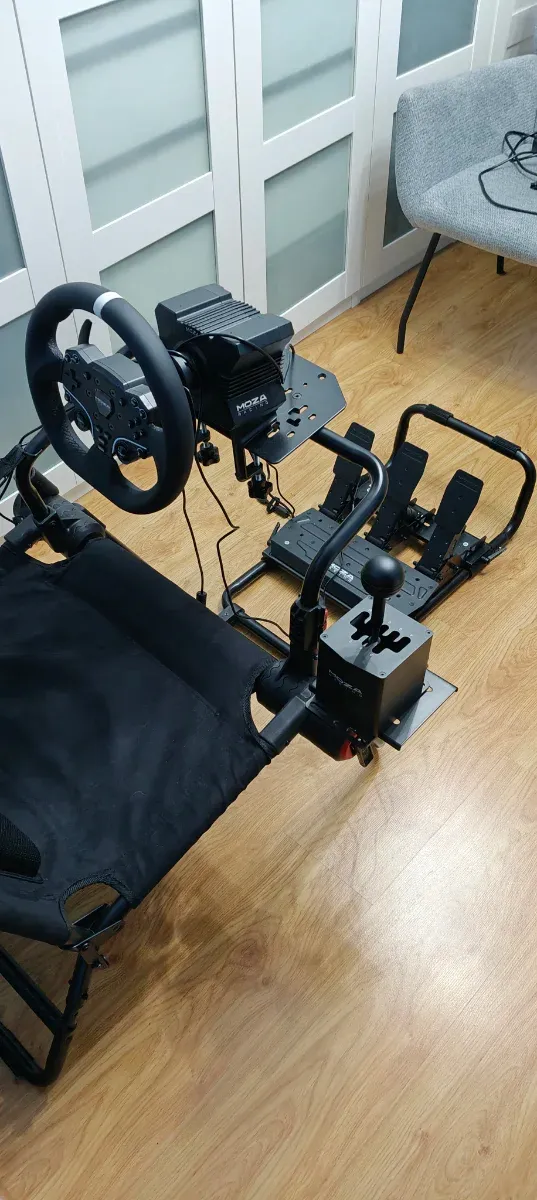 Moza R5 Racing Simulator + HGP Shifter