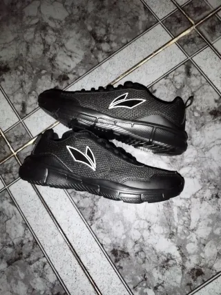 Zapatillas negras talla 39 sin usar