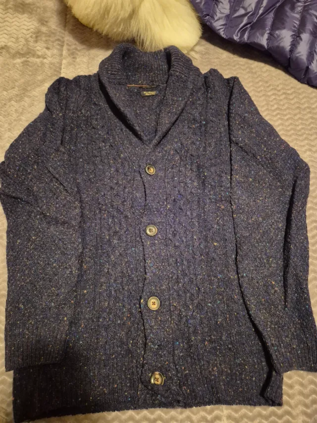 Chaqueta azul con botones y cuello shawl