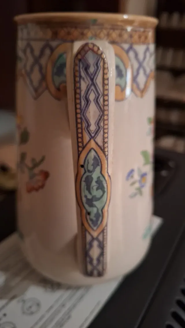 Jarra de porcelana con flores