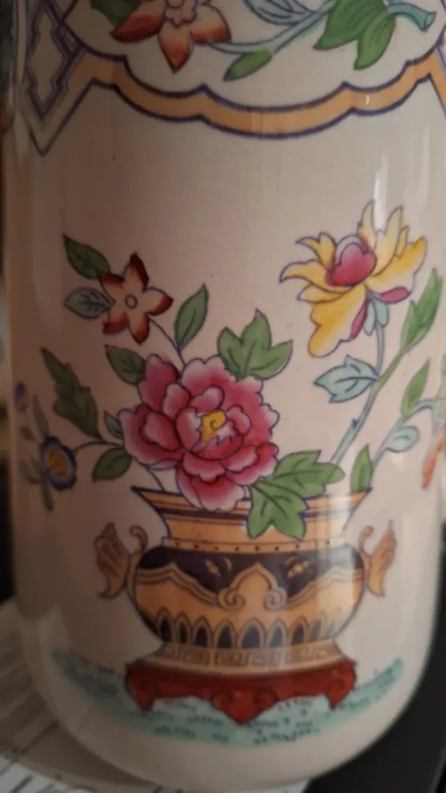 Jarra de porcelana con flores