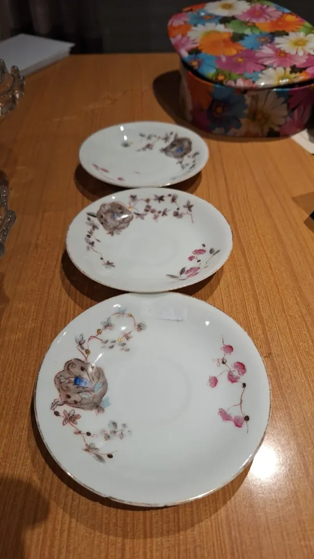 Jarra de porcelana con flores