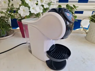 Cafetera Dolce Gusto Blanca y Negra