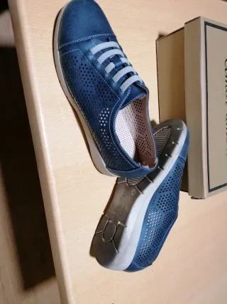 Zapatos azules con cordones y perforaciones