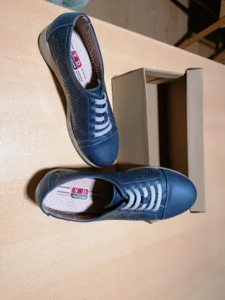 Zapatos azules con cordones y perforaciones