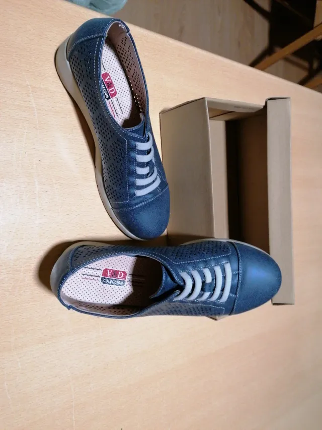 Zapatos azules con cordones y perforaciones