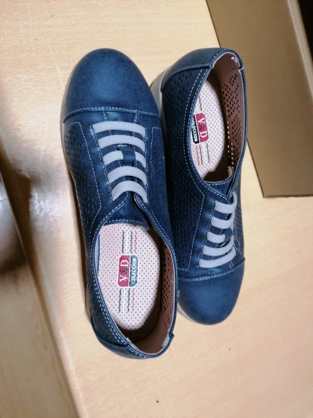 Zapatos azules con cordones y perforaciones