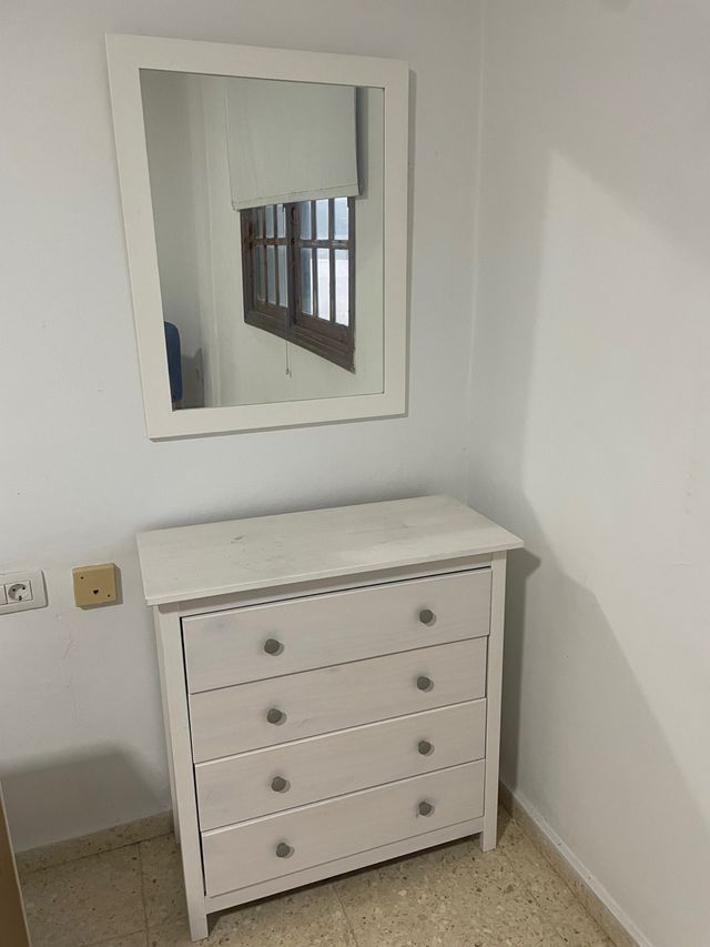 Cómoda blanca con espejo