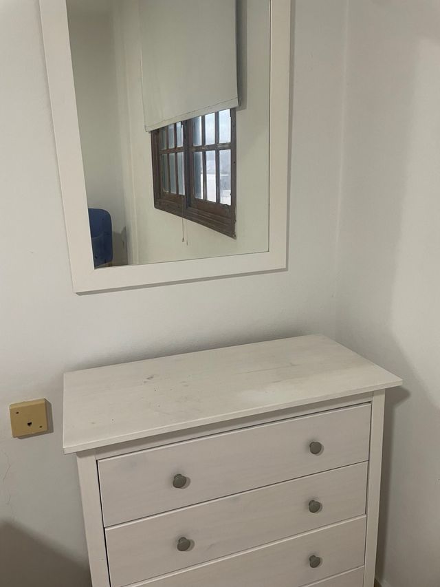 Cómoda blanca con espejo