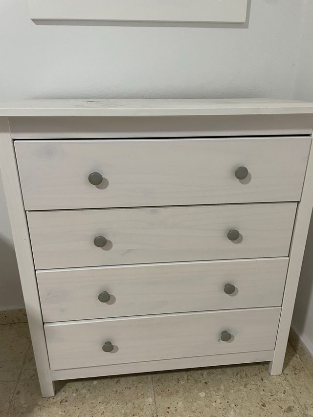 Cómoda blanca con espejo