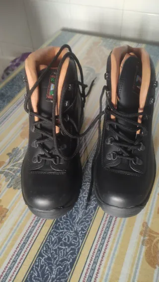 Botas de montaña negras y marrones