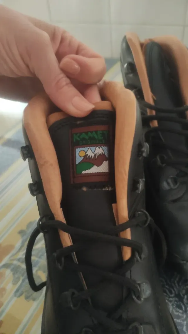 Botas de montaña negras y marrones