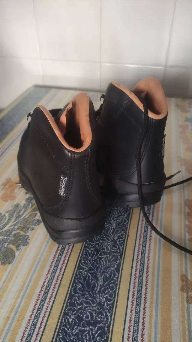 Botas de montaña negras y marrones