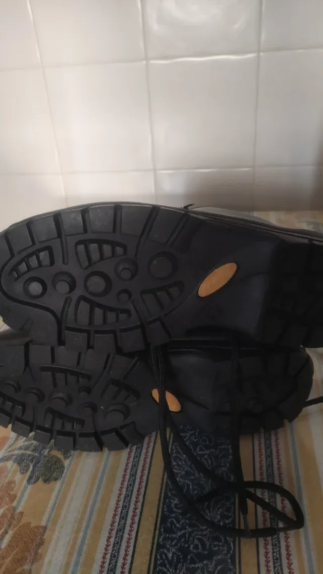 Botas de montaña negras y marrones