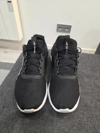Zapatillas Reebok Negras y Blancas