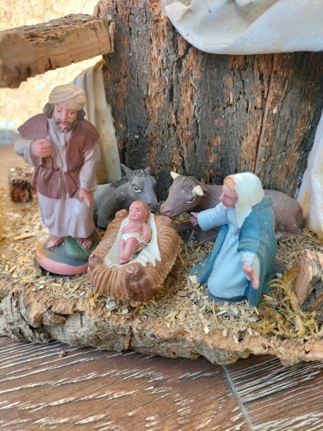 Nacimiento antiguo de corcho y madera