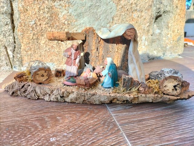 Nacimiento antiguo de corcho y madera