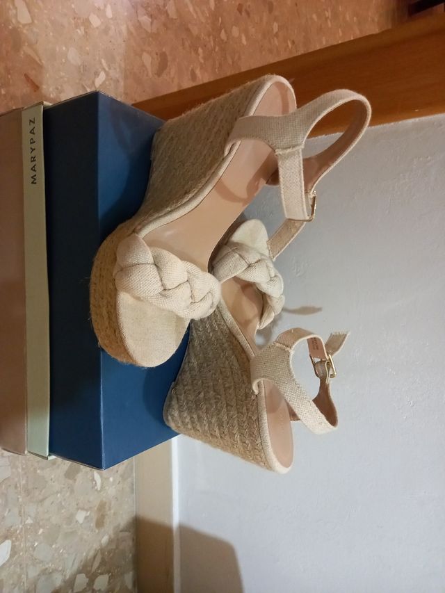 Zapatos de cuña beige