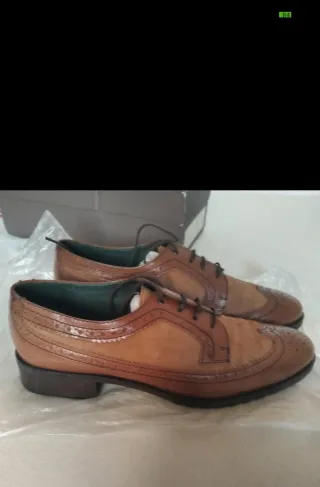 Zapatos de mujer en tonos marrón y beige de cuero