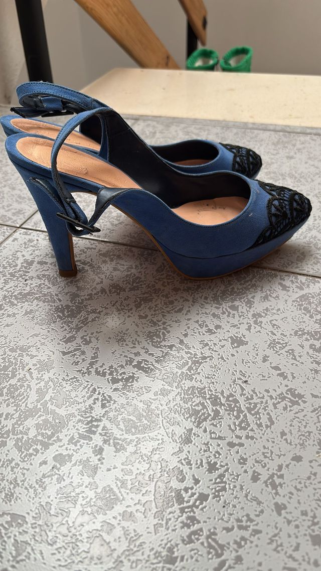 Zapatos de tacón azul con encaje negro