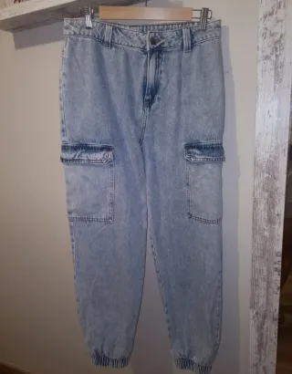 Pantalón vaquero cargo con puños