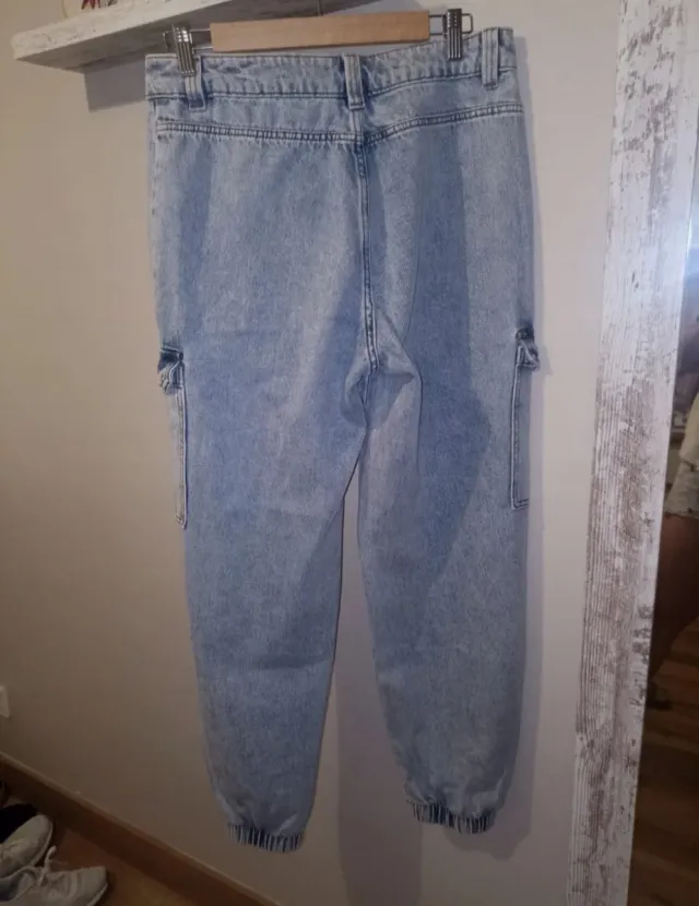 Pantalón vaquero cargo con puños