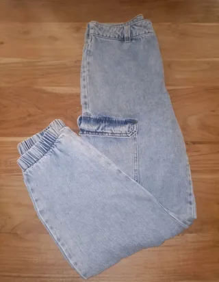 Pantalón vaquero cargo con puños