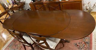 Mesa comedor madera con 6 sillas.