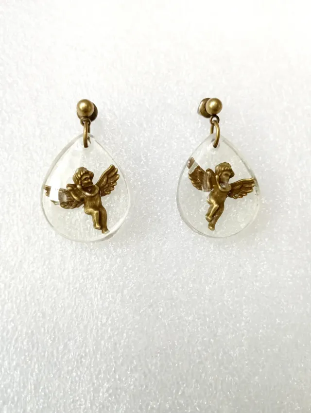 Pendientes de bisutería con ángeles dorados