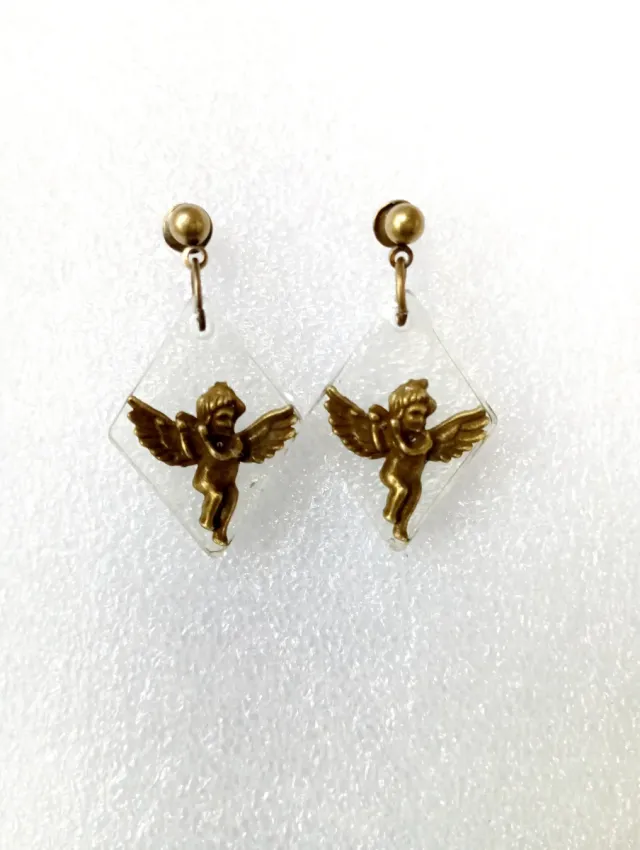 Pendientes de bisutería con ángeles dorados