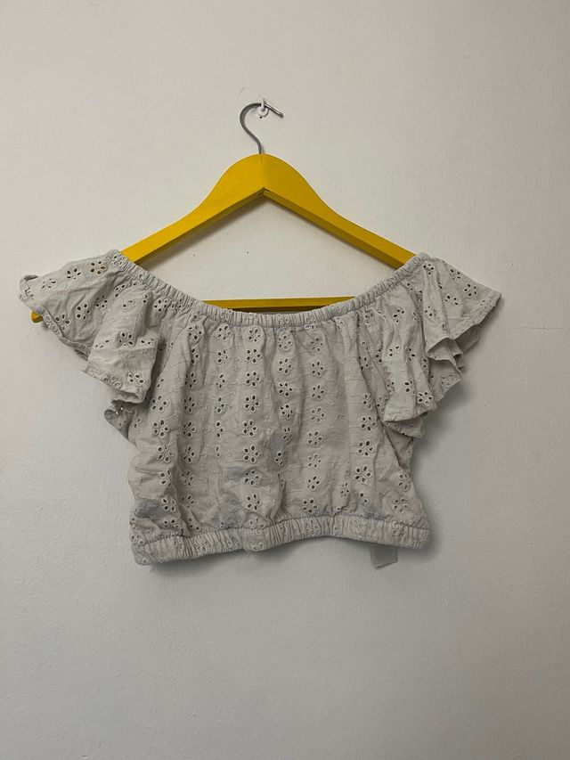 Top blanco crop con bordado floral