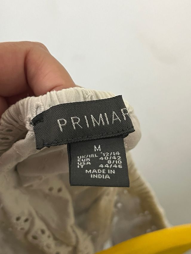 Top blanco crop con bordado floral