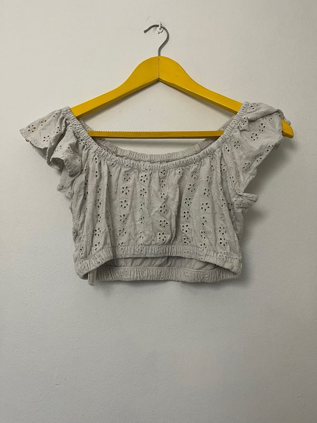 Top blanco crop con bordado floral