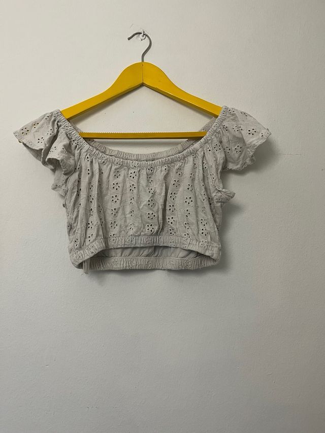 Top blanco crop con bordado floral