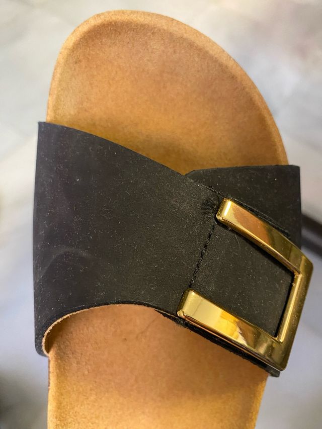 Mules Schold negros con hebilla dorada