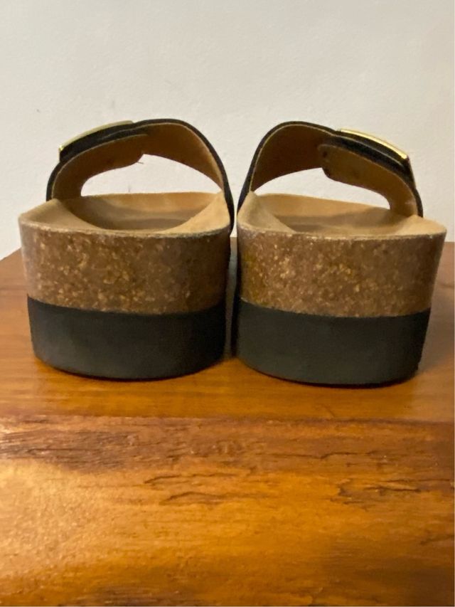 Mules Schold negros con hebilla dorada