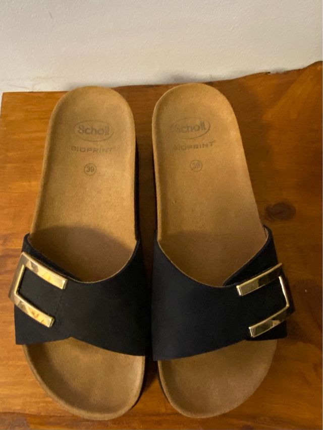 Mules Schold negros con hebilla dorada