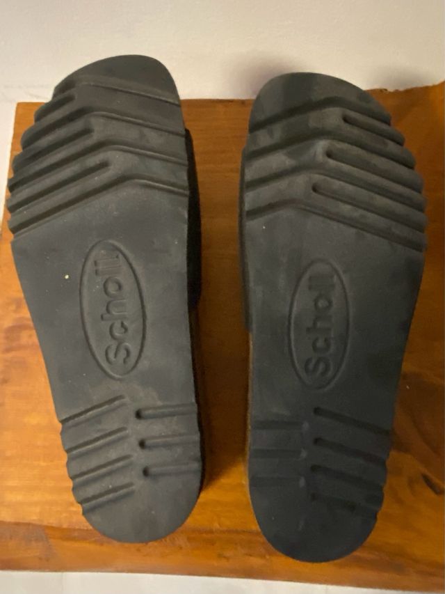 Mules Schold negros con hebilla dorada