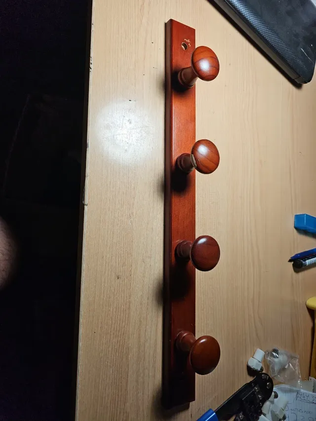 Colgador de madera con 4 pomos