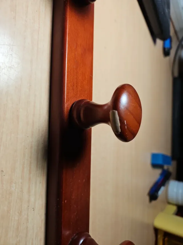 Colgador de madera con 4 pomos