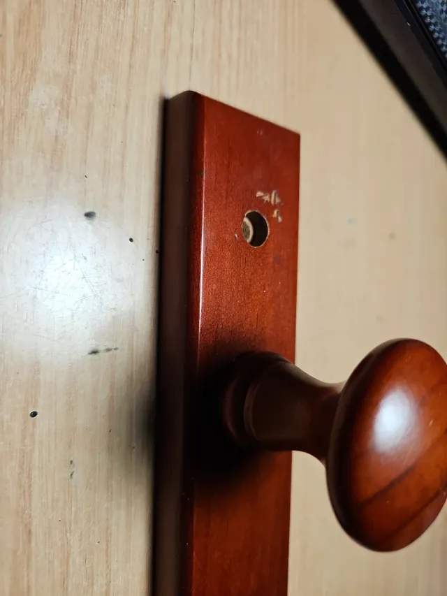 Colgador de madera con 4 pomos