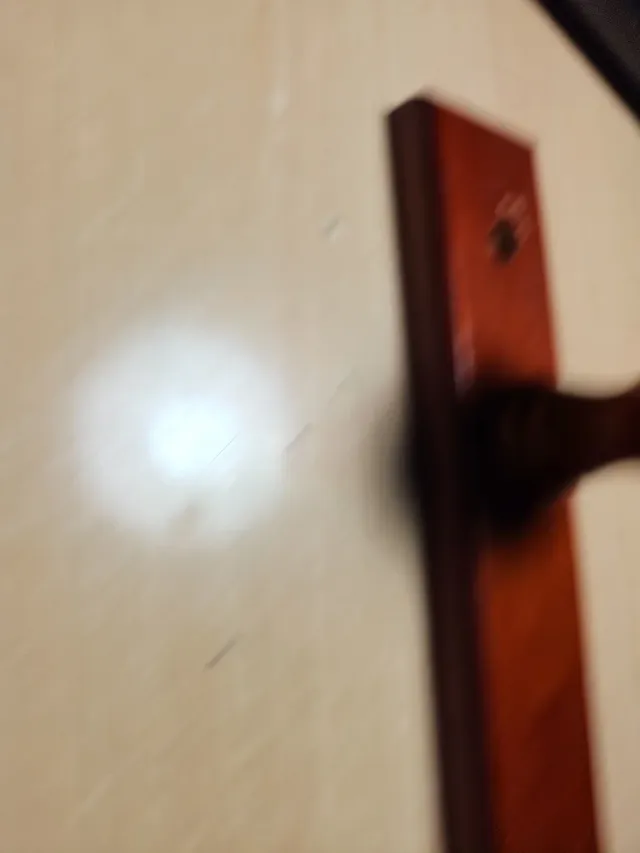 Colgador de madera con 4 pomos